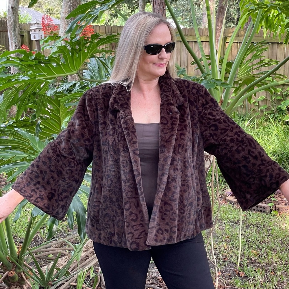 Scandinavian Faux Fur leopard print short coat.Size X Large